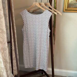 BODEN shift dress with v back